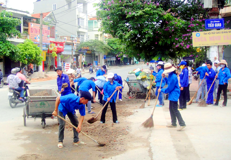 ĐVTN phường Hà Khẩu (TP Hạ Long) tham gia “Ngày chủ nhật xanh” dọn vệ sinh môi trường trên địa bàn.