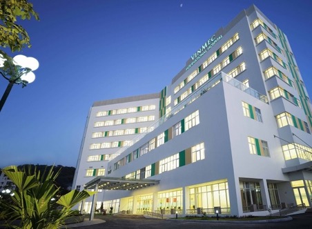 Bệnh viện quốc tế Vinmec Hạ Long ngay cạnh khu đô thị Vinhomes Dragon Bay.