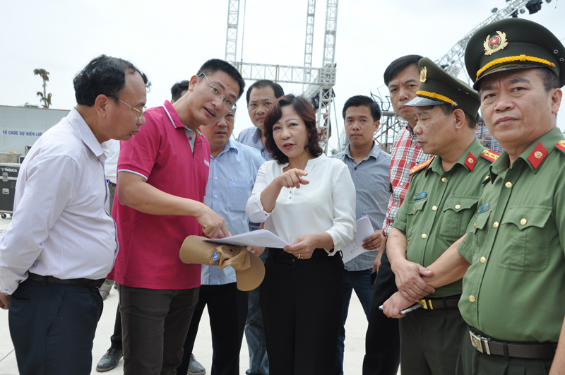 Đồng chí Vũ Thị Thu Thủy, Phó Chủ tịch UBND tỉnh kiểm tra khu vực sân khấu biểu diễn chương trình 