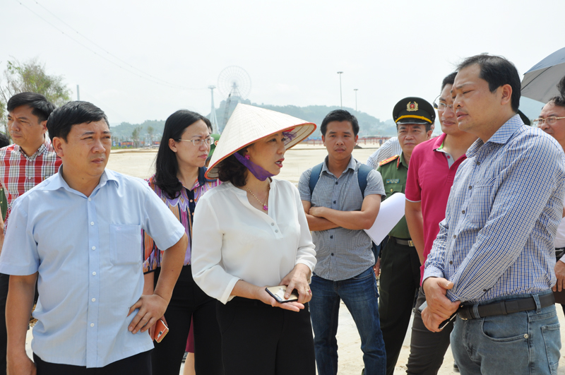 Phó Chủ tịch UBND tỉnh Vũ Thị Thu Thủy kiểm tra khu vực vòng ngoài khán đài sân khấu
