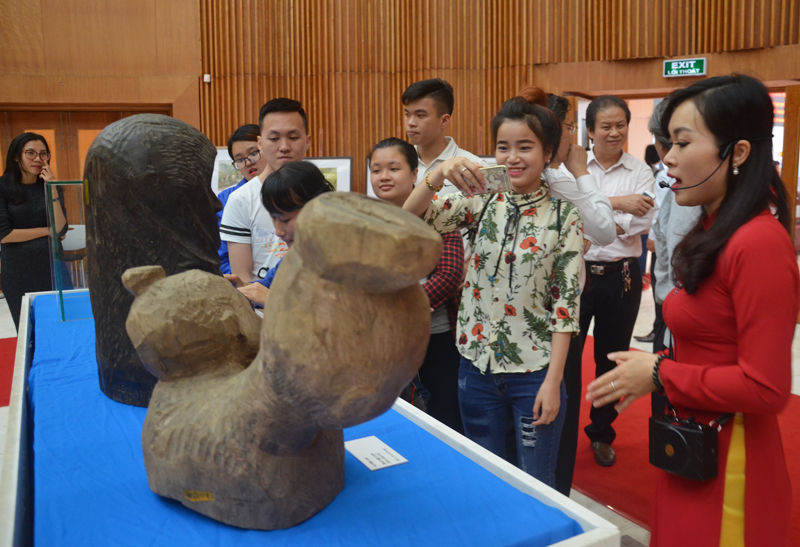 Nhiều bạn trẻ yêu mỹ thuật đến tham quan các tác phẩm của các hoạ sĩ Quảng Ninh.