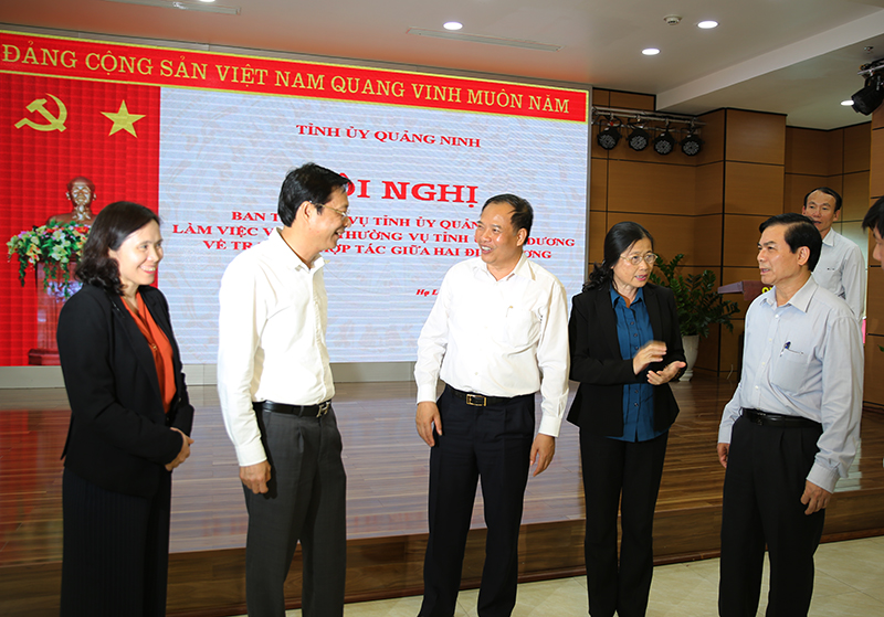 Các đồng chí lãnh đạo 2 tỉnh Quảng Ninh - Hải Dương trao đổi về một số nội dung trong công tác xây dựng Đảng, chính quyền, phát triển KT-XH. 