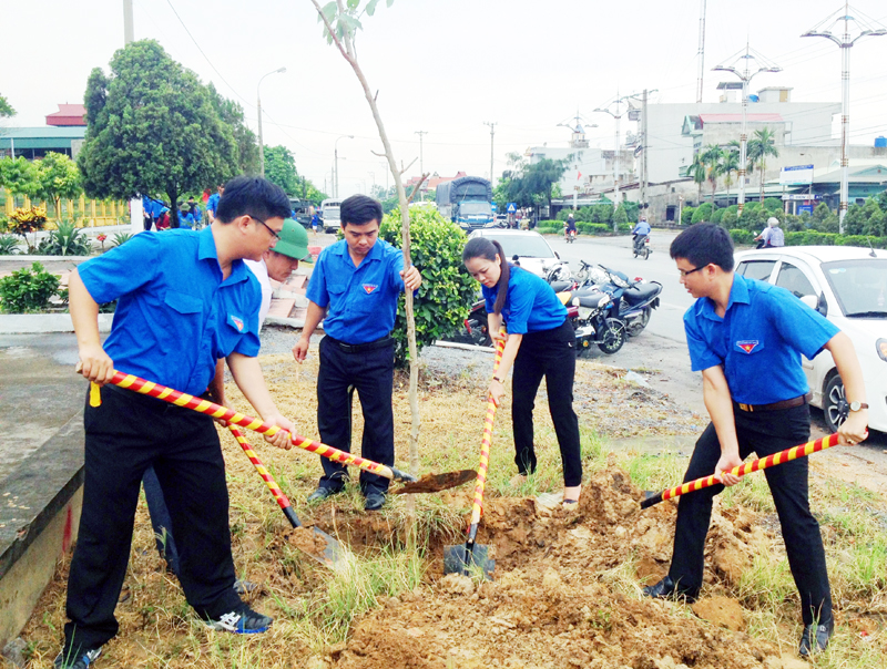 Đoàn viên, thanh niên Đông Triều tham gia trồng cây xanh trên quốc lộ 18A thuộc địa bàn thị xã.