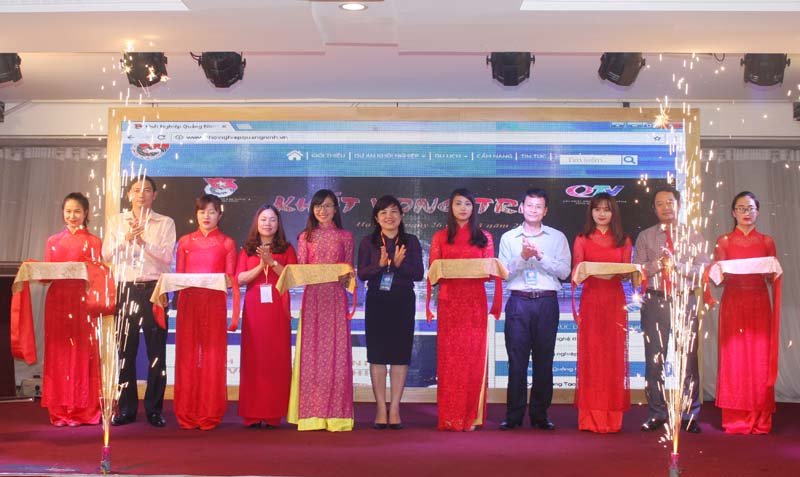 Các đại biểu cắt băng khánh thành ra mắt website sáng tạo khởi nghiệp Quảng Ninh.