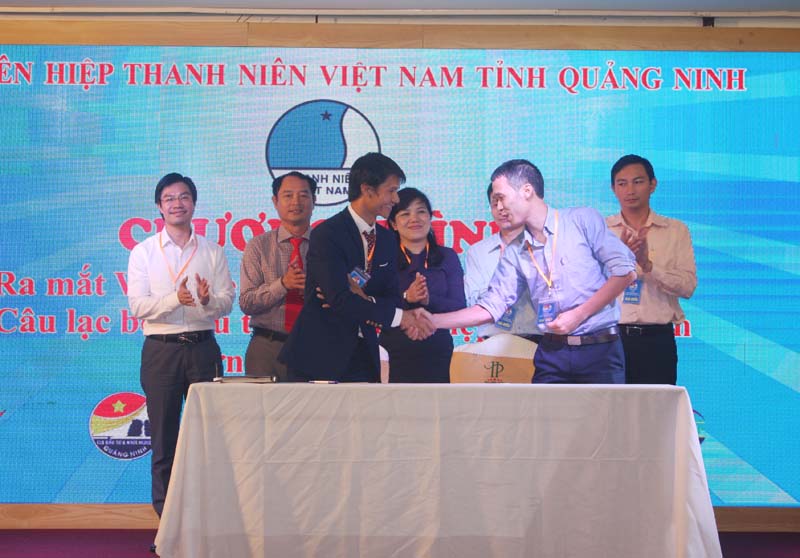 Đại diện câu lạc bộ Đầu tư - Khởi nghiệp Quảng Ninh và ngân hàng BIDV Quảng Ninh ký kết chương trình phối hợp.