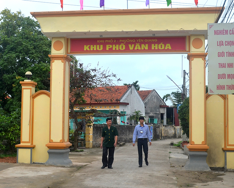 CCB Đinh Văn Cận (bên trái) đã có đóng góp không nhỏ trong việc khu phố 2, phường Yên Giang  (TX Quảng Yên) giữ vững danh hiệu khu phố văn hoá 14 năm nay.         