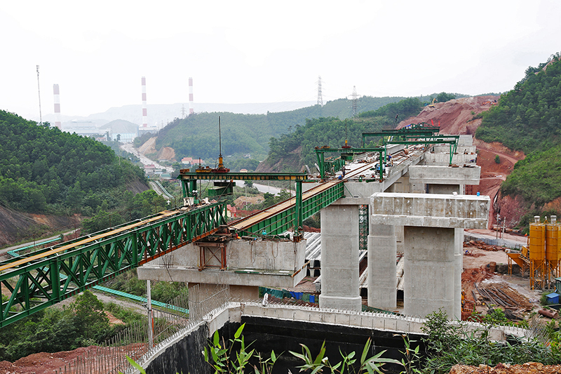 Đã thi công xong trụ, mố móng cầu Cẩm Y (cao tốc Hạ Long - Vân Đồn), đang được tổ chức lao lắp dầm cầu.
