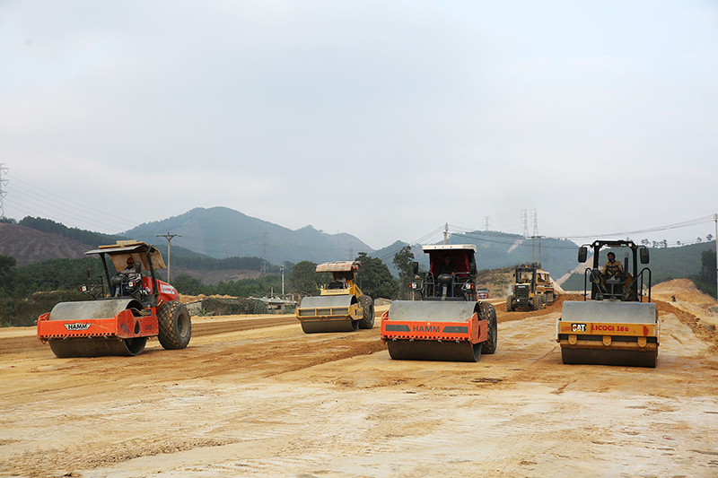 Cao tốc Hạ Long - Vân Đồn, các nhà thầu đang tập trung tăng ca, tăng tốc thi công các hạng mục nền đường.