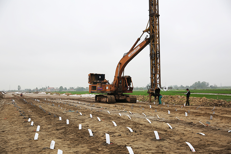 Dự án đường nối cao tốc Hạ Long - Hải Phòng với KCN Nam Tiền Phong đang khẩn trương thi công xử lý nền đường yếu, quyết tâm hoàn thành dự án trong năm 2017.