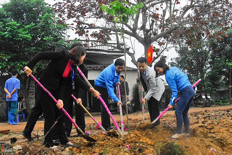 ĐVTN tham gia trồng cây tại tuyến đường thôn Sán Xế Đông, xã Đông Ngũ (huyện Tiên Yên).  Ảnh: Hoàng Giang