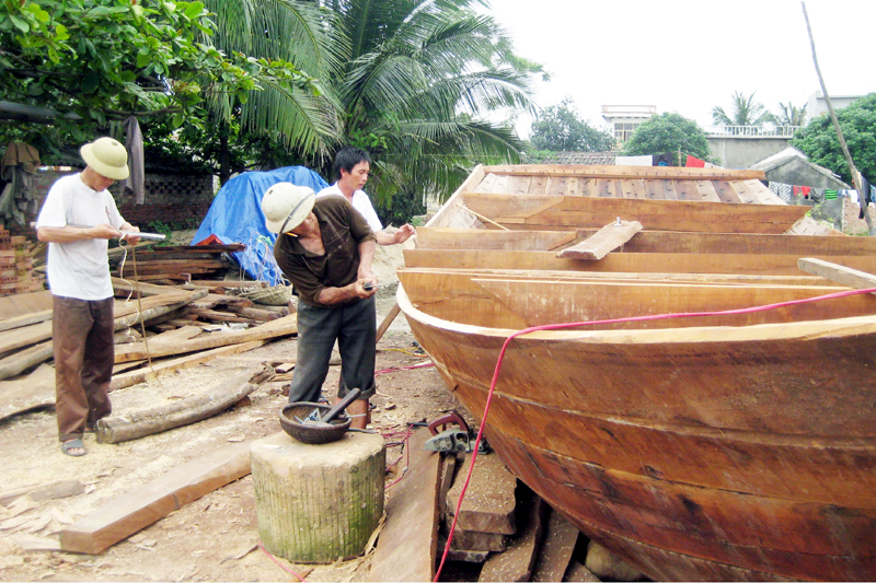 Cơ sở sửa chữa tàu, thuyền của gia đình ông Hoàng Văn Chung (thôn Phúc Tiến, xã Tân Lập, huyện Đầm Hà) hiện chỉ còn những lao động cao tuổi.