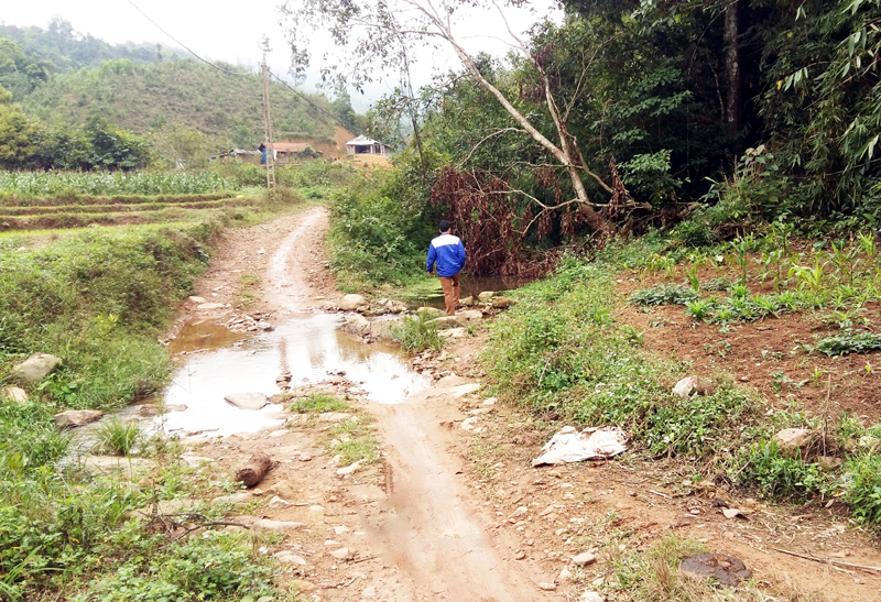 Sau khi có điện lưới, tuyến đường vào xóm Khe Kẻn, thôn Tân Ốc 2, xã Đồng Sơn dự kiến được xã đầu tư bê tông hoá trong năm nay.