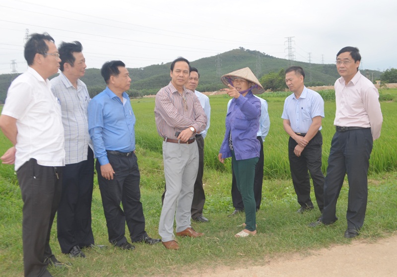 Đồng chí Đặng Huy Hậu, Phó Chủ tịch Thường trực UBND tỉnh nghe người dân trình bày hoạt động sản xuất nông nghiệp  tại thôn Đá Trắng xã Thống Nhất 