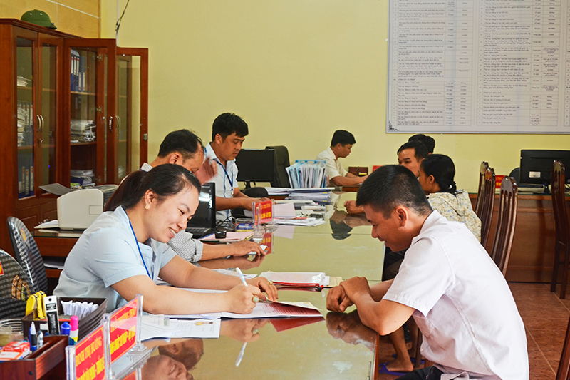 Công chức UBND thị trấn Tiên Yên (huyện Tiên Yên) giải quyết thủ tục hành chính cho người dân tại Bộ phận tiếp nhận và trả kết quả hiện đại.