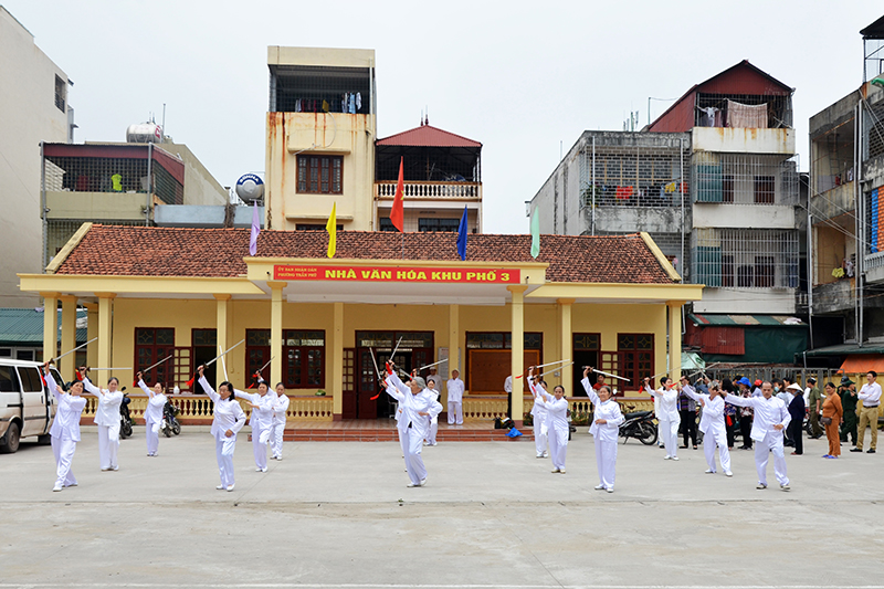 Người cao tuổi khu phố 3, phường Trần Phú (TP Móng Cái) tập luyện tại sân Nhà văn hoá khu.