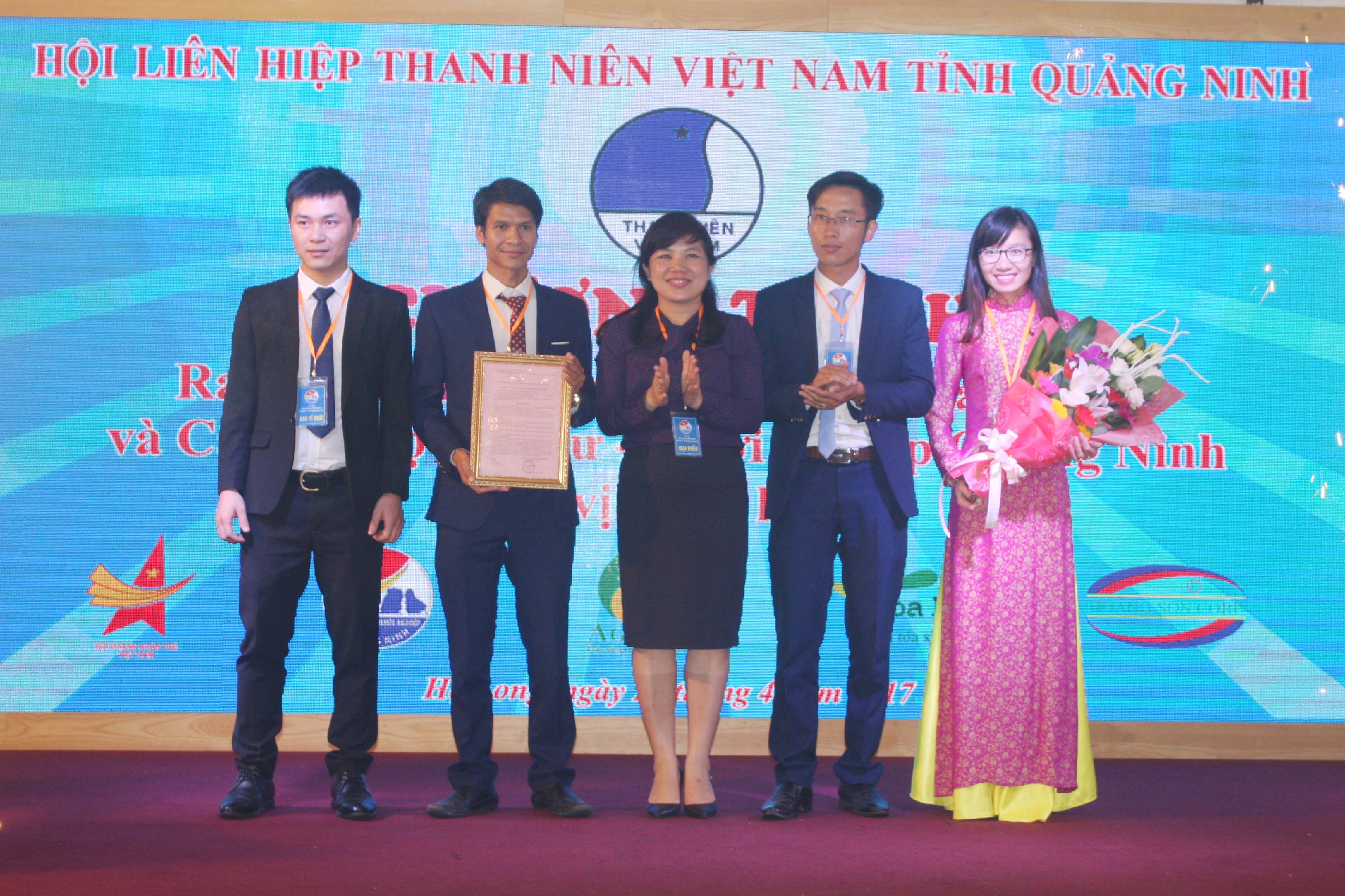 Đồng chí Nguyễn Thị Thu Hà, Bí thư Tỉnh Đoàn, Chủ tịch Hội LHTN tỉnh trao quyết định thành lập câu lạc bộ Đầu tư - Khởi nghiệp Quảng Ninh cho Ban chủ nhiệm câu lạc bộ.