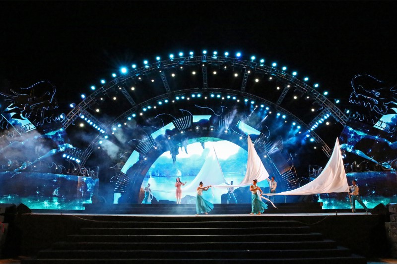 Một sân khấu hoành tráng, kết hợp với hệ thống ánh sáng, âm thanh hiện đại được dựng lên bên bờ vinh Hạ Long.