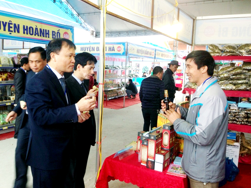 Anh Nguyễn Văn Mạnh (ngoài cùng, bên phải), Giám đốc Công ty Nam dược Y Võ giới thiệu sản phẩm tại Hội chợ OCOP tỉnh.