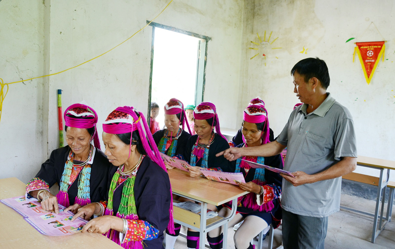 Người dân thôn Phiêng Chiểng, xã Đồng Tâm, huyện Bình Liêu nghe tuyên truyền về đảm bảo vệ sinh môi trường nông thôn tại nhà văn hoá thôn.  Ảnh: Thanh Tùng