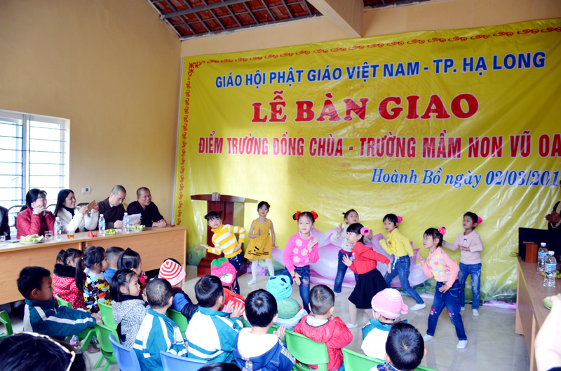 Học sinh điểm trường Mầm non Đồng Chùa vui múa hát trong ngày được nhận trường mới từ các nhà hảo tâm.