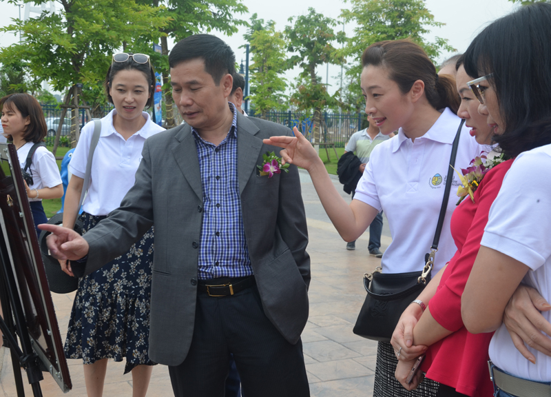 Đại biểu tham quan khu trưng bày ảnh nghệ thuật về đảo Jeju.