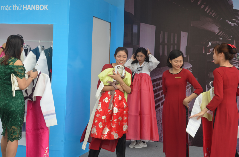 Trong khuôn khổ chương trình, du khách được trải nghiệm mặc thử Hanbok  trang phục truyền thống của Hàn Quốc.