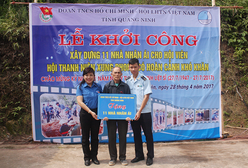 Ông Phạm Quang Long, dân công hỏa tuyến tại bản Buông, xã Hà Lâu, huyện Tiên Yên đại diện 11 hộ gia đình được giúp đỡ xây nhà nhận kinh phí hỗ trợ.