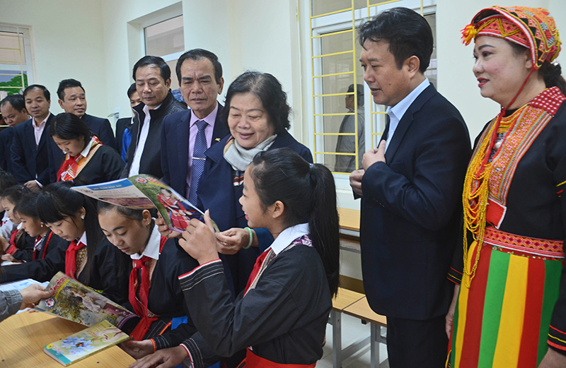 Nguyên Phó Chủ tịch nước Trương Mỹ Hoa thăm giáo viên và học sinh Trường PTDT bán trú TH&THCS Đồng Lâm (huyện Hoành Bồ).