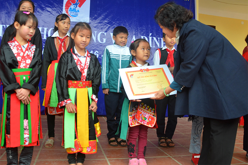Nguyên Phó Chủ tịch nước Trương Mỹ Hoa tặng học bổng Vừ A Dính cho học sinh nghèo vượt khó ở huyện Hoành Bồ.