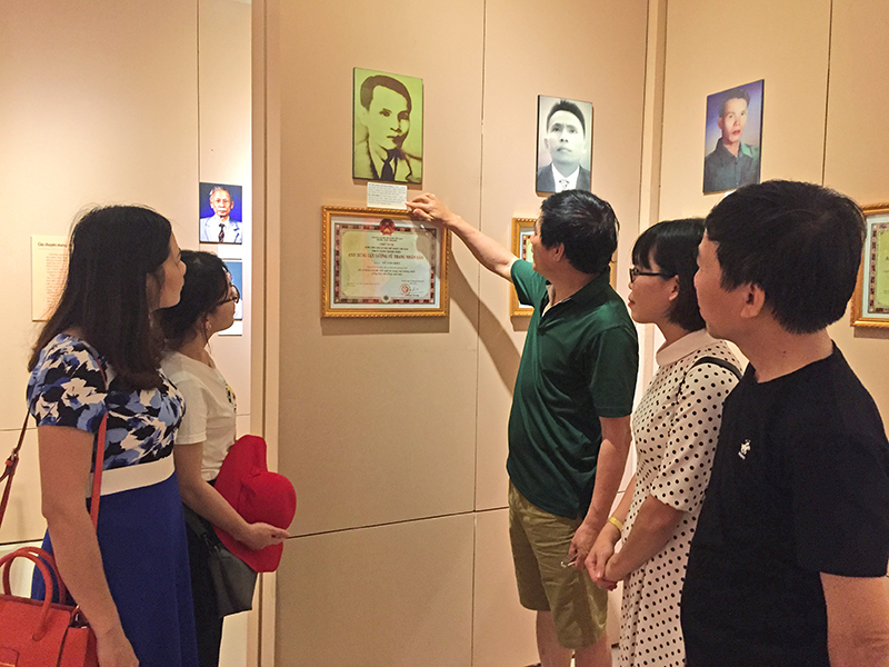 Đoàn cán bộ, phóng viên Báo Quảng Ninh trước di ảnh của Anh hùng LLVT nhân dân Vũ Văn Hiếu, treo tại Bảo tàng Côn Đảo.