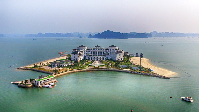Trên đảo Rều, Vinpearl Hạ Long Bay Resort - khu nghỉ dưỡng biển 5 sao lớn nhất miền Bắc, là thiên đường nghỉ dưỡng cho các tour du lịch cao cấp.
