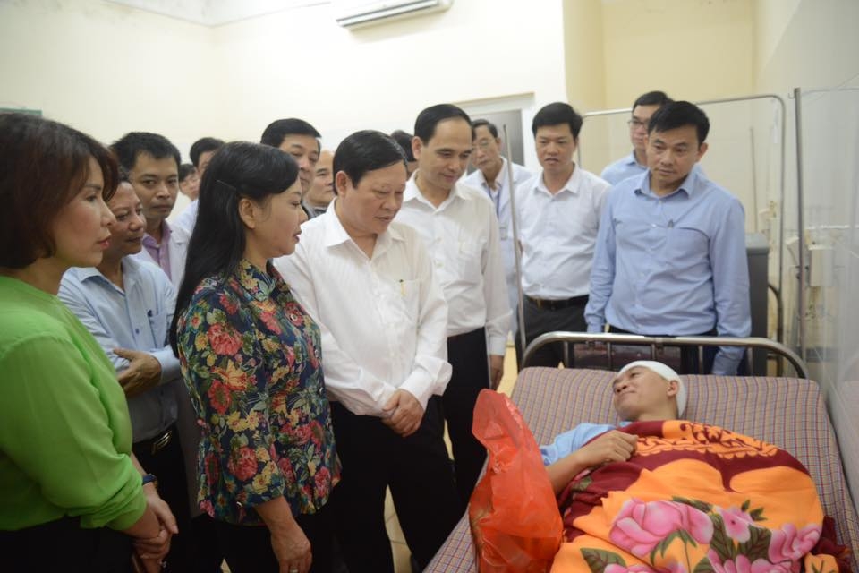 Bộ trưởng Nguyễn Thị Kim Tiến thăm hỏi, động viên bác sĩ Lê Quang Dương sau vụ bị người nhà bệnh nhân hành hung.