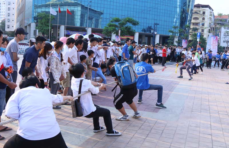 Thanh thiếu niên và du khách hào hứng tham gia các trò chơi dân gian như kéo co...