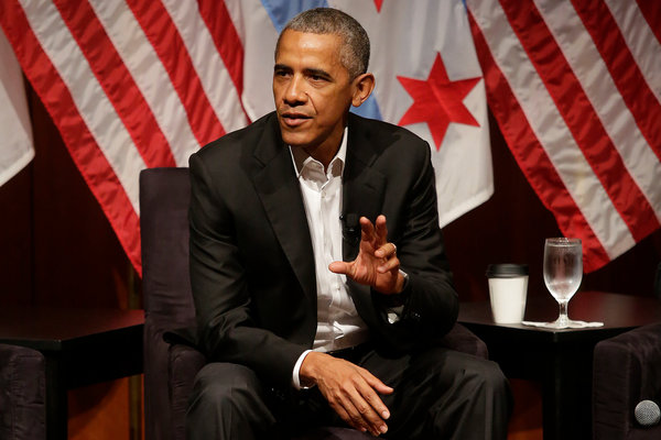 Cựu Tổng thống Barack Obama trò chuyện tại một sự kiện tổ chức ở Đại học Chicago ngày 24/4.
