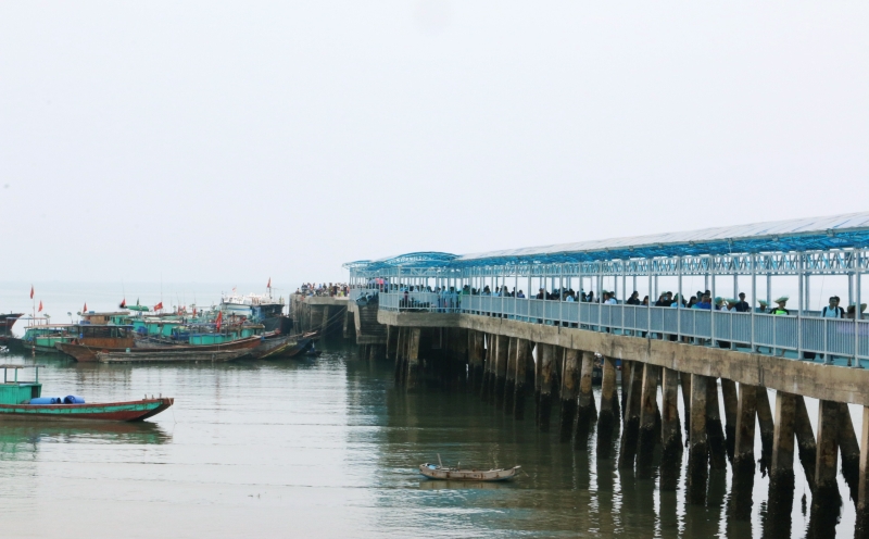 Cầu cảng Cô Tô luôn trong tình trạng quá tải với lượt lưu thông của người và phương tiện vận tải thủy ra vào liên tục.