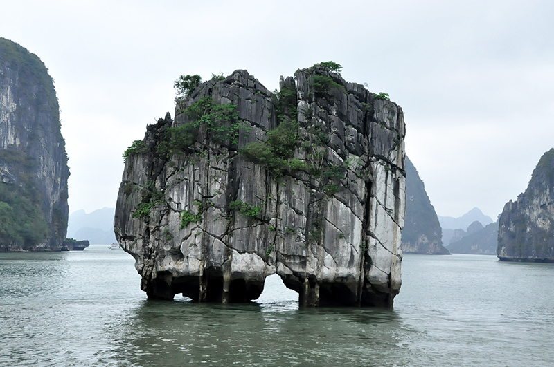 Hòn Đỉnh Hương một trong những núi đá đẹp và nổi tiếng trên Vịnh Hạ Long.