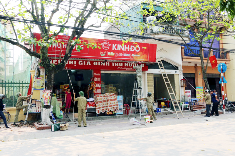 Tổ TTĐT phường Quảng Yên (TX Quảng Yên) tiến hành tháo dỡ các biển quảng cáo, mái đua, mái che không đúng quy định tại tuyến phố Ngô Quyền.