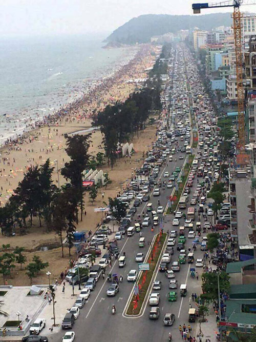 Trục đường chính dẫn ra bãi biển Sầm Sơn, Thanh Hóa chiều 30/4 đông nghẹt. (Ảnh: Dương Thế Hùng)