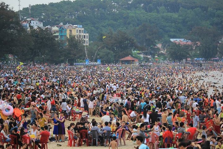   Tình trạng quá tải cũng xảy ra ở bãi biển Đồ Sơn, Hải Phòng. (Ảnh: Vietnamnet)