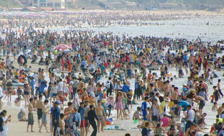 Càng về chiều, du khách đổ ra các bãi tắm càng đông gây nên tình trạng quá tải ở các bãi biển tại Vũng Tàu. (Ảnh: Vietnamnet)