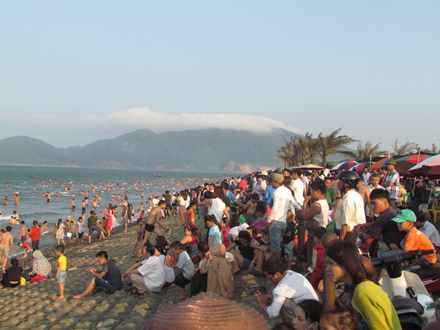 Tại Hà Tĩnh chiều 30/4, ô tô, xe máy ken chặt, bãi biển Cửa Sót chật cứng khách. (Ảnh: Dân Việt)