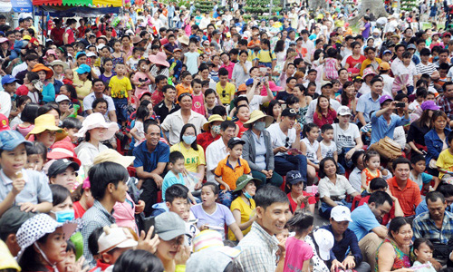 Dịp nghỉ lễ 30/4 và 1/5, hàng ngàn người dân đổ về Thảo Cầm Viên, Sài Gòn để vui chơi, giải trí. (Ảnh: Dân Việt)
