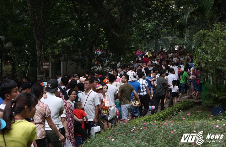 Ngày 1/5, các lối đi trong công viên Thủ Lệ luôn trong tình trạng đông kín người. (Ảnh: Tùng Lâm)