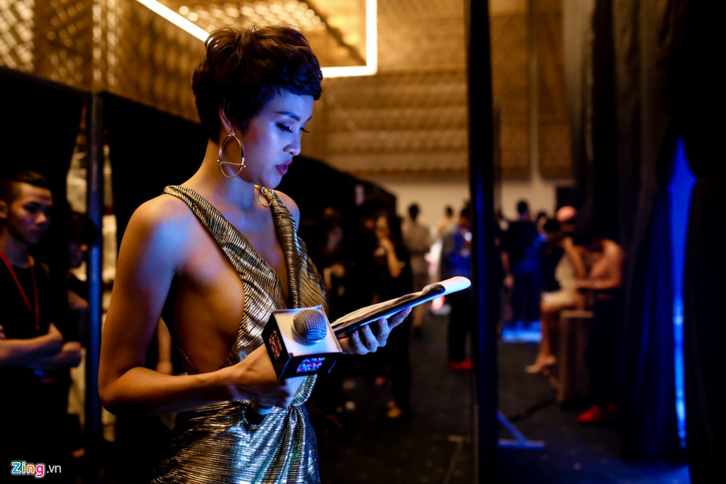 Trong 4 đêm sự kiện, Phương Mai giữ vai trò MC song ngữ. Không chỉ thể hiện sự chuyên nghiệp khi dẫn dắt chương trình, giải vàng Siêu mẫu Việt Nam 2012 còn làm điểm nhấn nổi bật ở các đêm nhờ phong cách thời trang sành điệu và gợi cảm.