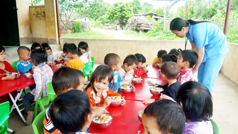 Giờ ăn trưa của trẻ em điểm trường Nà Pò thuộc Trường Mầm non Hoành Mô (huyện Bình Liêu).