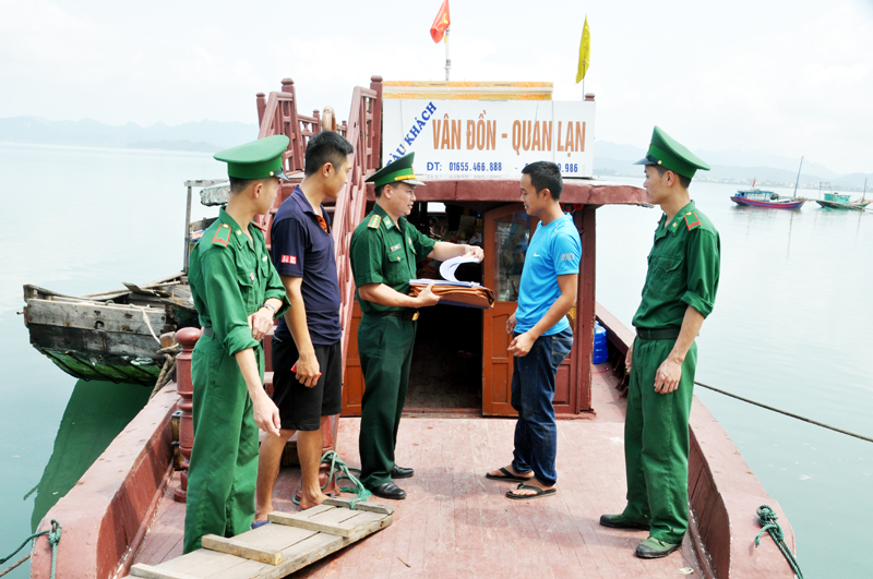 ĐVTN Đồn Biên phòng Quan Lạn tuyên truyền chủ trương, đường lối của Đảng, chính sách, pháp luật của Nhà nước cho các chủ tàu hoạt động trong phạm vi biển đơn vị quản lý.