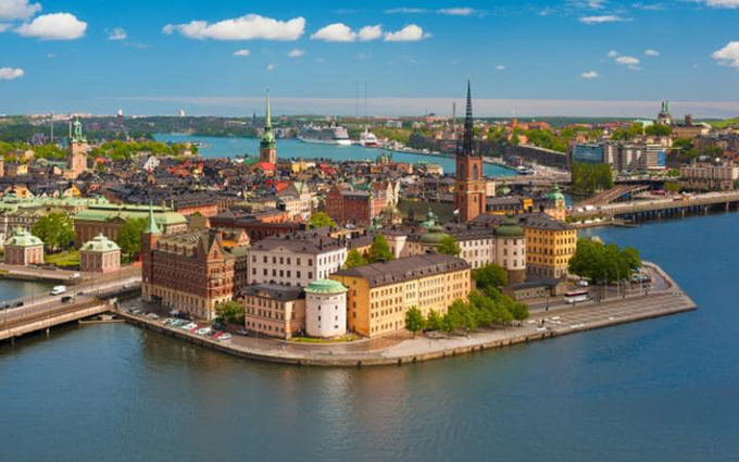 Stockholm, Thụy Điển Stockholm nhắm đến mục tiêu loại bỏ hoàn toàn khí thải vào năm 2050 bằng những nỗ lực cải thiện giao thông công cộng, giảm chất thải và cải thiện sự đa dạng sinh học. Nơi này cũng có văn hóa đạp xe rất phát triển, giúp người dân không cần dùng đến xe hơi.