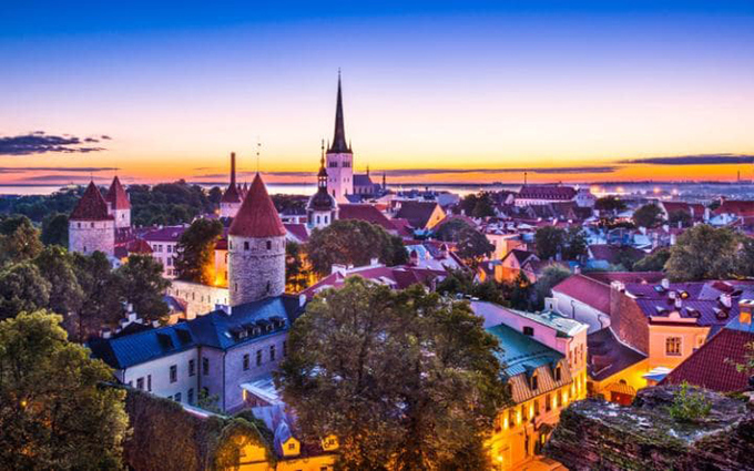 Tallinn, Estonia  Thủ đô Tallinn được xây dựng từ thời Trung cổ với những bức tường thành và nhiều con đường hẹp rải đá, không thích hợp cho xe hơi lưu thông. Nơi này còn nổi tiếng với những không gian cây xanh rộng rãi và vùng bờ biển mát mẻ.