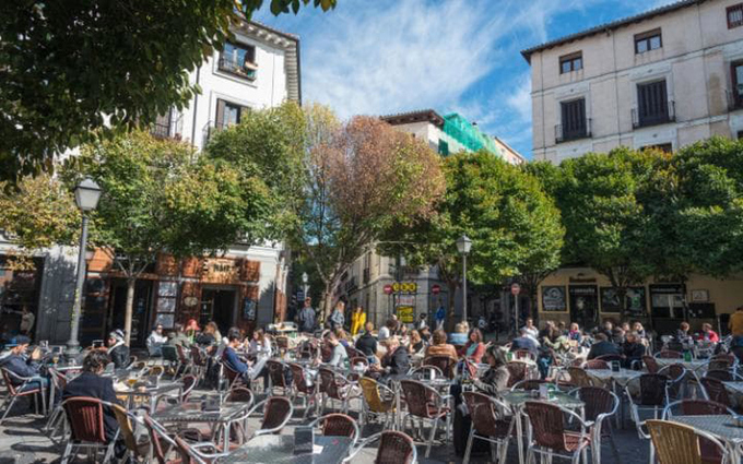 Madrid, Tây Ban Nha Người dân Madrid, đặc biệt là những người sống tại quận Malasana, thích đi bộ và sử dụng phương tiện công cộng hơn là lái xe. Các quán bar, nhà hàng trải dài trên những con phố, thay vì dòng xe nối đuôi như ở các thành phố khác.