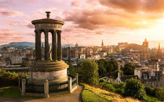 Edinburgh, Scotland Edinburgh từng được biết với cái tên Auld Reekie (từ reek trong tiếng Scotland nghĩa là khói mù) do mùi nước thải và khói độc ở khắp mọi nơi. Nhưng giờ không khí ở đây đã trong lành hơn nhiều thành phố khác ở châu Âu.